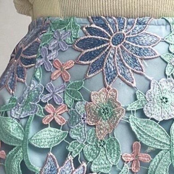 Boho Floral Embroidered High Waisted Mini Skirt - Picture 2 of 4